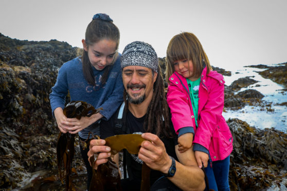 Seaweed Forager Jayson Byles from Anstruther shows Jessica, 4, and Emma Stollery, 9, from Dalgety Bay the different types of edible seaweed you can find locally.