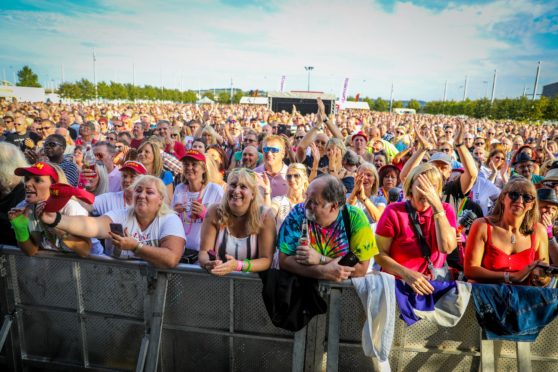 Fans were treated to perfect weather at DunDee80s in Slessor Gardens.