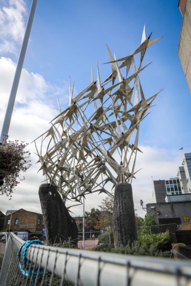 Photo shows a large metallic scupture, titled Birds, by the sculptor Malcolm Robertson in Glenrothes.