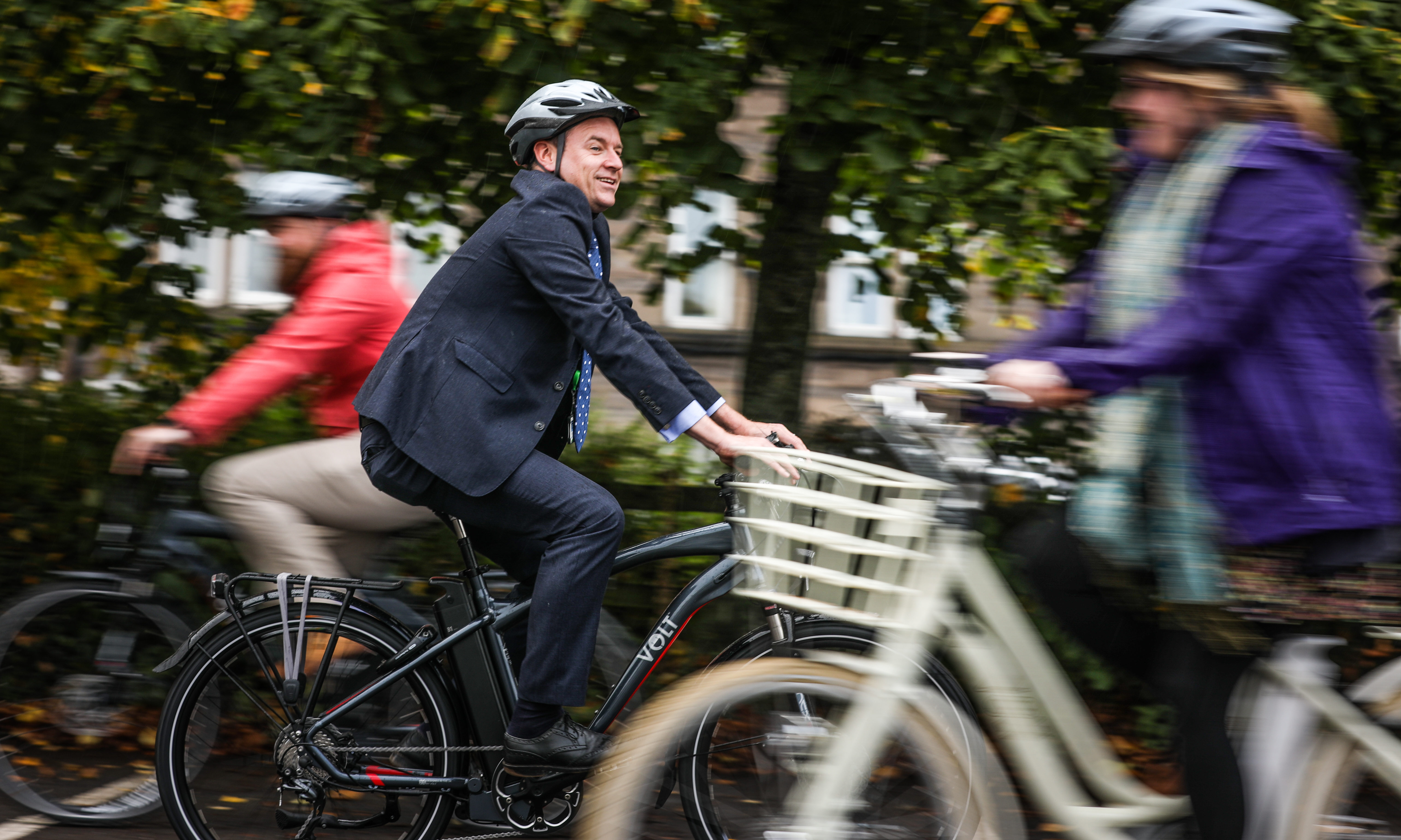 During the PATH Way to Work event, people from Perth had the chance to try out e-bikes and the group are calling for better infrastructure to encourage more people to make the change from travelling by car.
