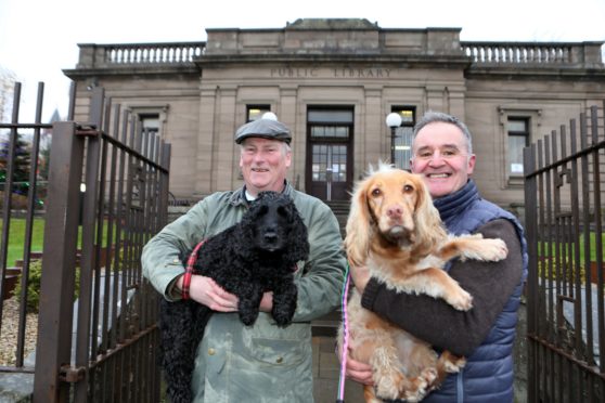 Councillor Craig Duncan with Ria and Alessandro Palladino with Flo outside Broughty Ferry library