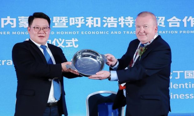 MengTai vice-chairman Ao Bo and Angus businessman Dave Valentine holding a quaich inscribed
with the message “Together we will make the dream a reality”.