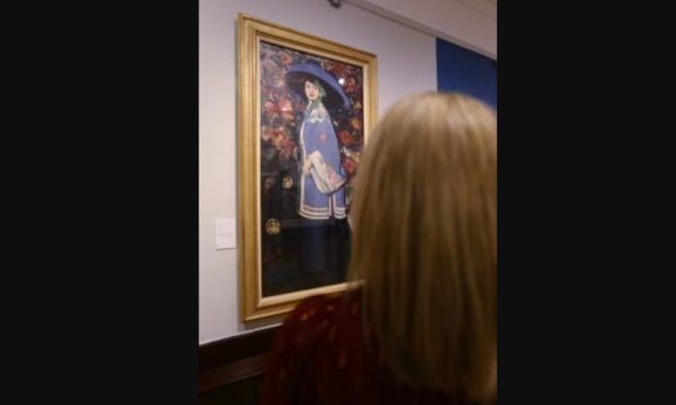 Onlookers admire Fergusson's work. Picture Dougie Nicolson.