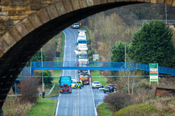 Police have closed the A911 Glenrothes to Leven road following the crash.