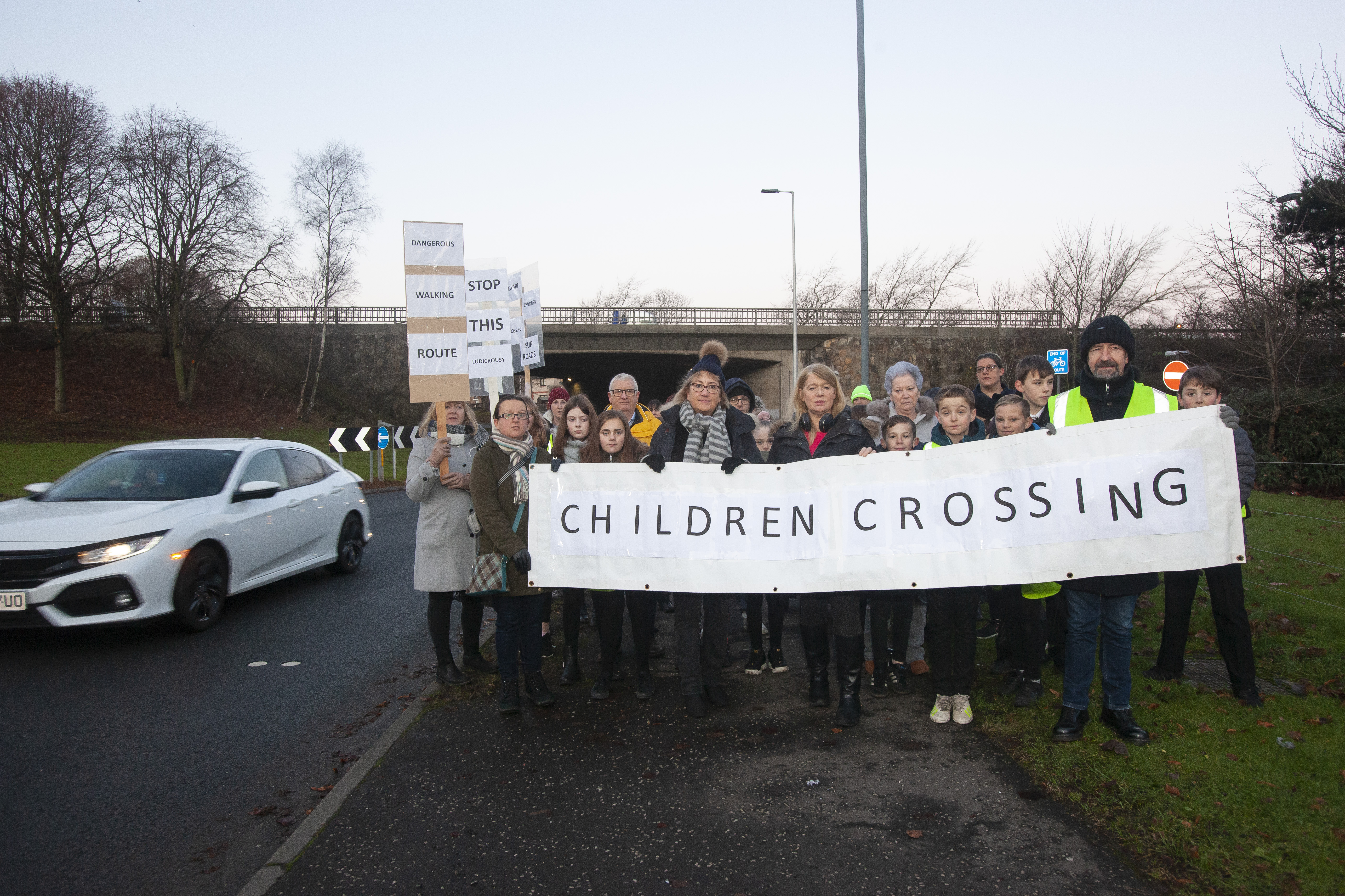 Parents opposing the new walk to school route from Rosyth to Inverkeithing take their protest on to the streets.
