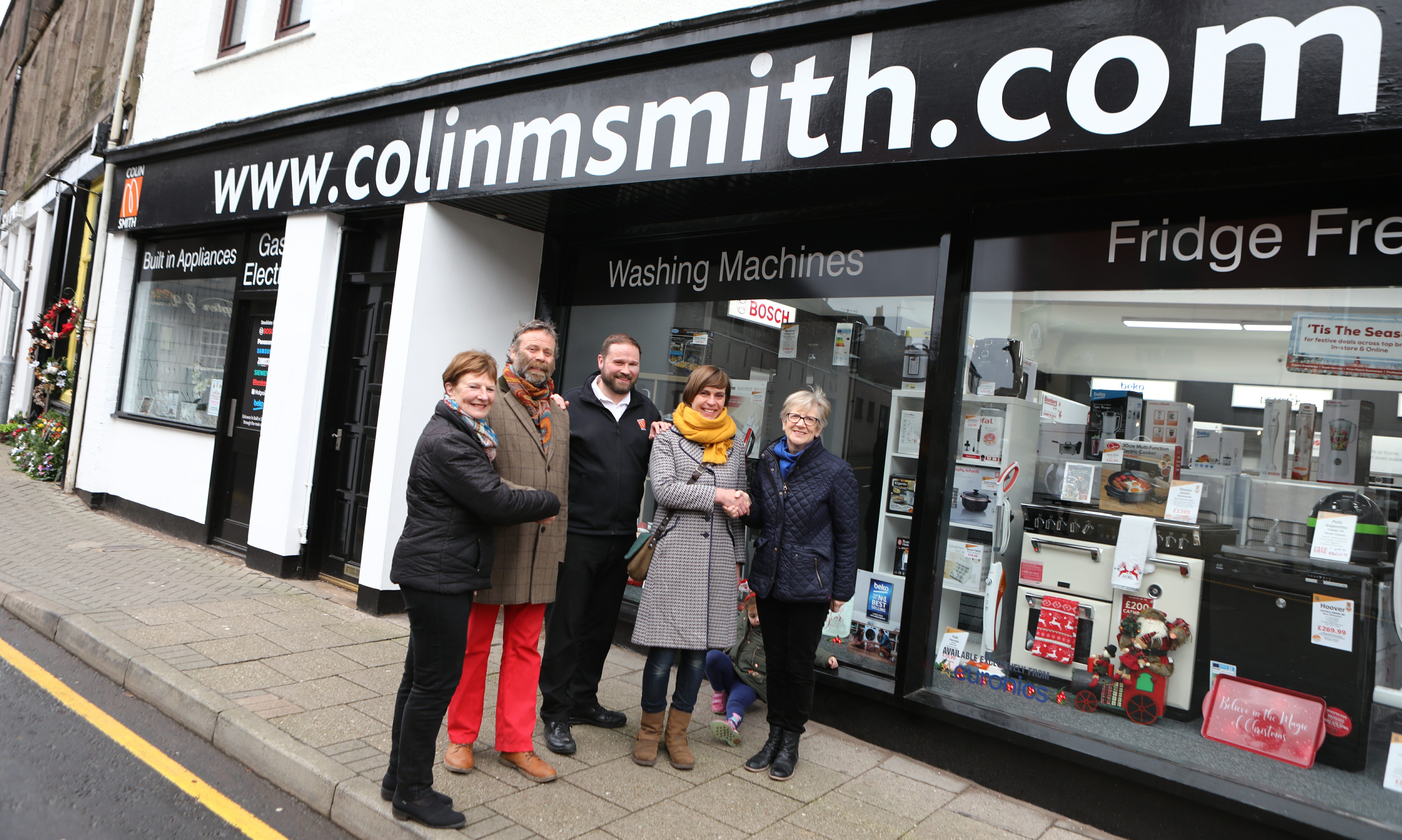 Picture shows; outside Colin M Smith in Forfar today are L/R, Cllr Lynne Devine, artist Neil Paterson, Jonathen Smith - Colin M Smith, artist Victoria Wylie and Charlotte Douglas - Town Centre Improvement Group, beside one of the walls that will be painted. Friday 13th December 2019.
Dougie Nicolson / DCT Media.
