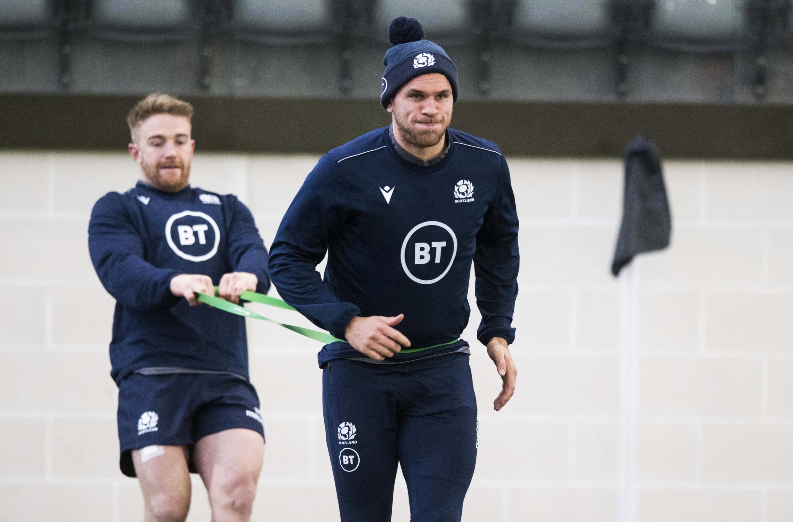 Chris Harris does strength work with Kyle Steyn in Scotland training.