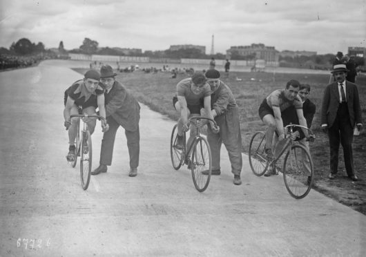 Cyclists at the Parc des Princes in 1921.