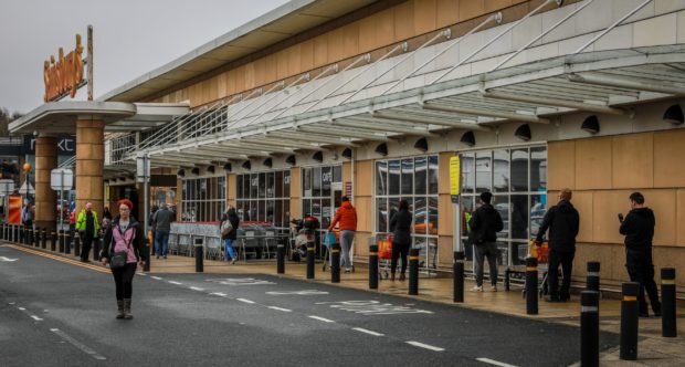 An orderly queue outside Sainsbury‘s in Kirkcaldy.