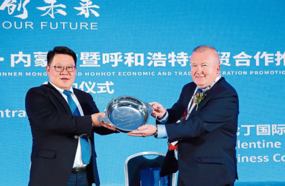 MengTai vice-chairman Ao Bo and Angus businessman Dave Valentine holding a quaich inscribed
with the message 'together we will make the dream a reality'.