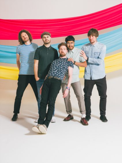 https://wpcluster.dctdigital.com/thecourier/wp-content/uploads/sites/12/2020/05/kaiser-chiefs-new-lead-press-colour-photo-c-danny-north-LST207629-423x564.jpg