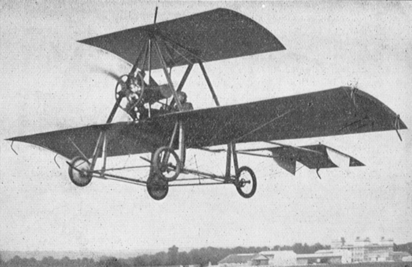 Watson's No.3 in flight at Buc in France during the Concours de La Sécurité en Aéroplanes competition, photographed by German magazine Flugsport's Paris correspondent. Its overall size is evident by comparison to its pilot.