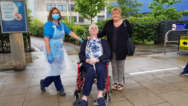  Bob and wife Joyce with physiotherapy team lead for respiratory and critical care Sarah Matthews.