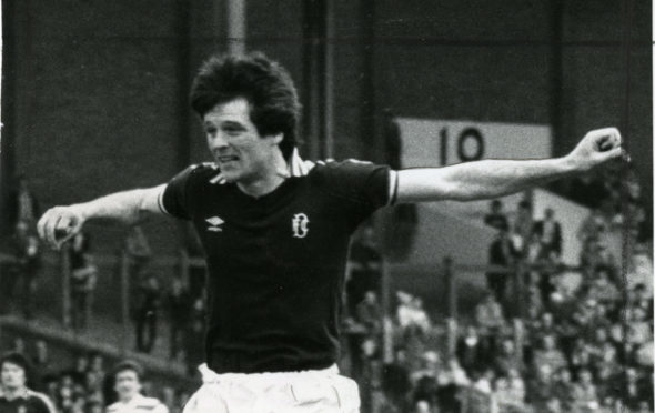 Les Barr in action for Dundee.
