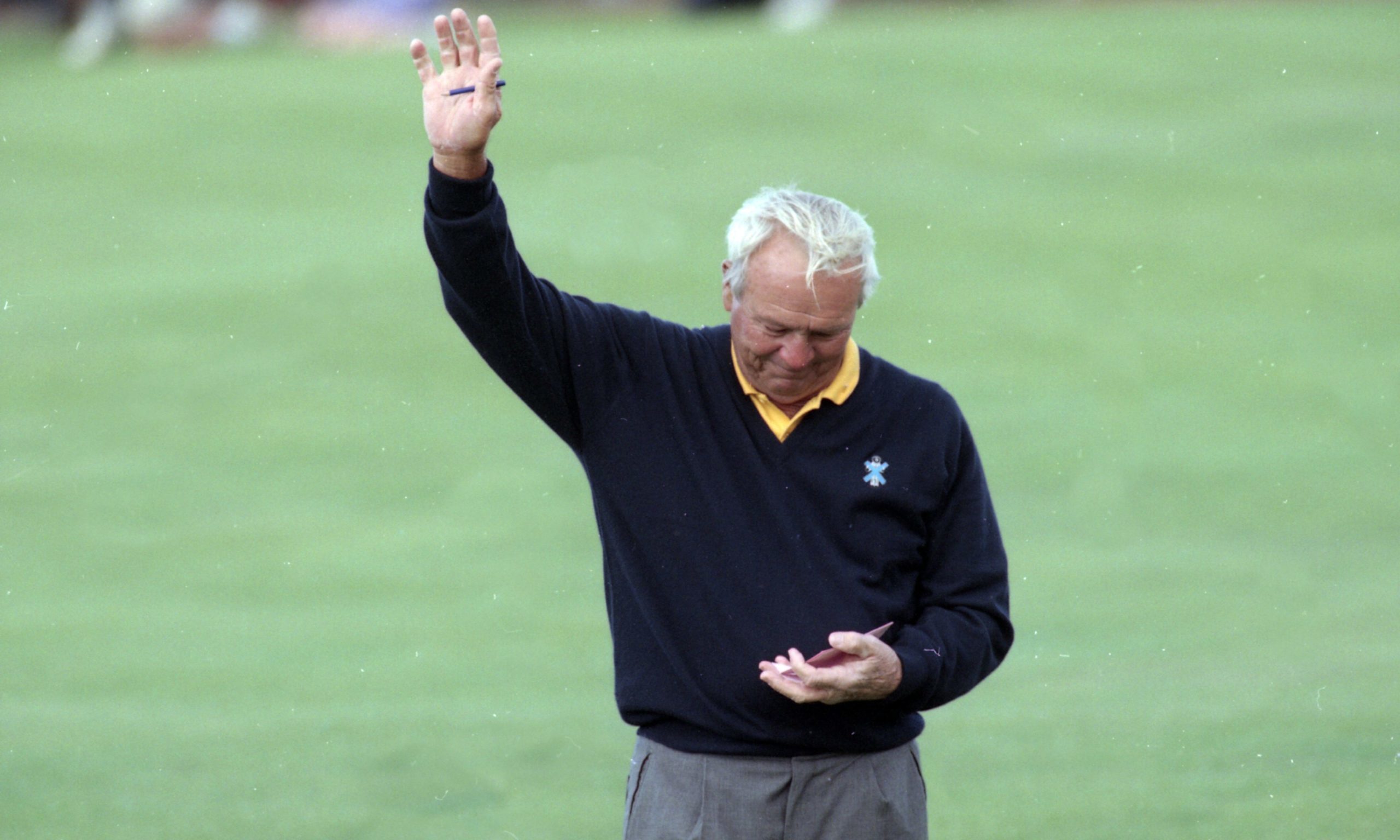 Arnold Palmer waves farewell in 1995 at the Old Course.