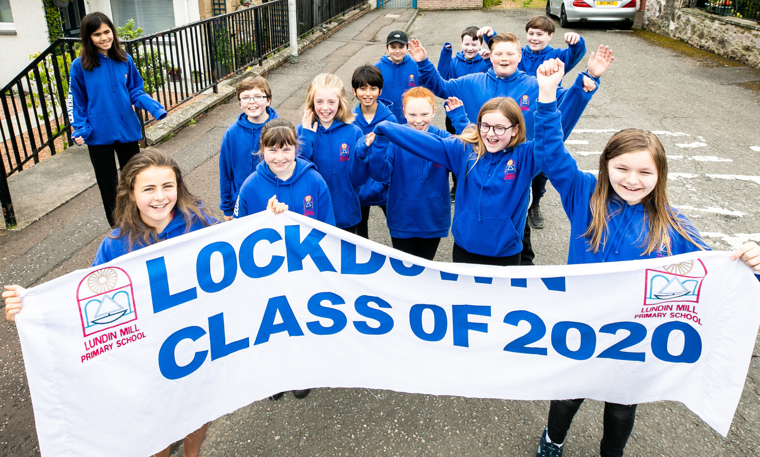 P7 pupils of Lundin Mill Primary School were waved off with a procession through Lundin Links.