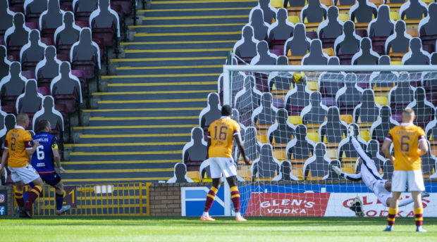 Mark Reynolds (number 6) fires home the all-important goal.