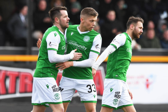 Fraser Murray (centre) has joined Pars on loan.