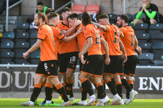 United's players celebrate Lawrence Shankland's goal.