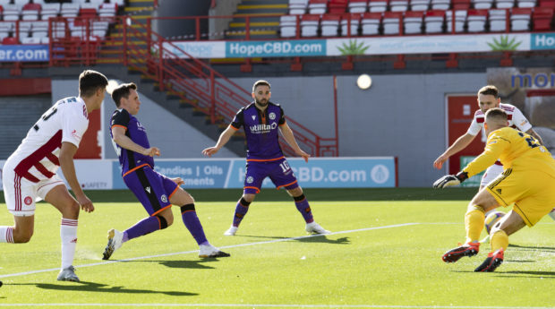 Lawrence Shankland puts United 1-0 up.