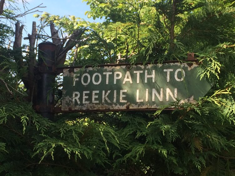 Reekie Linn footpath sign.