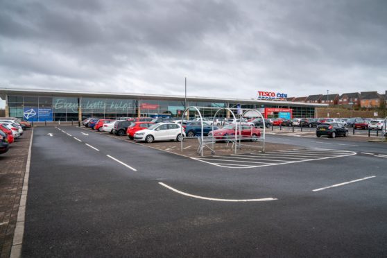 Councillors have approved the drive-thru plan at the Tesco supermarket.