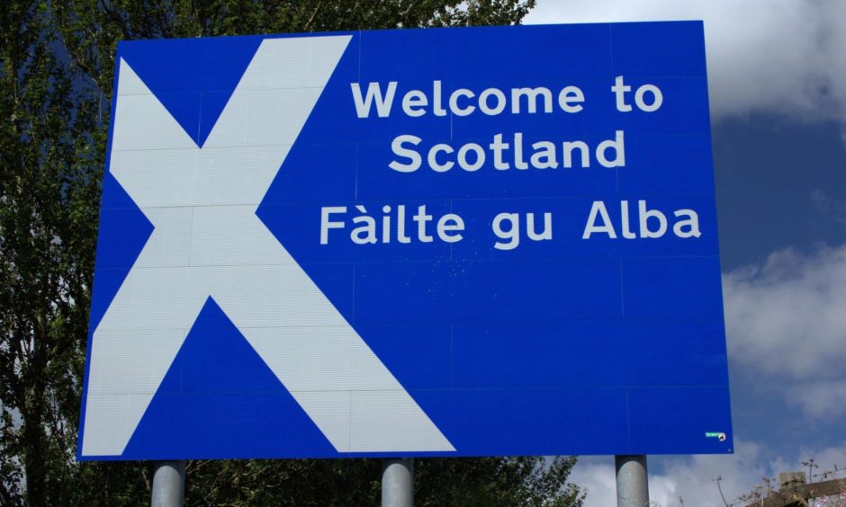 Scottish border sign in English and Gaelic.