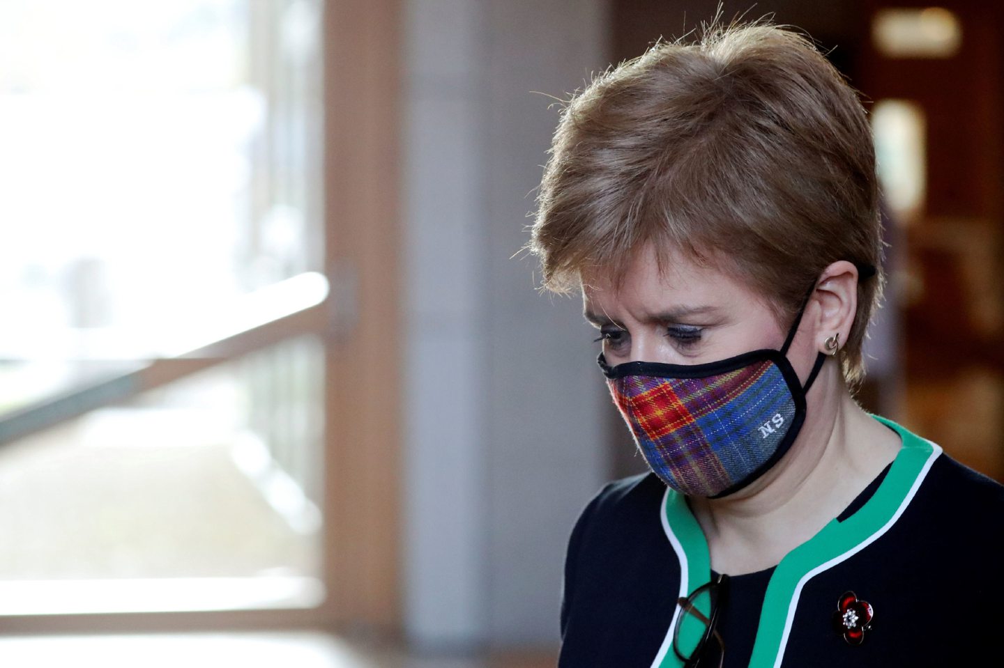 First Minister Nicola Sturgeon apologises for removing mask at wake - Vimarsana News