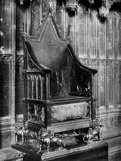black and white photo shows the Stone of Destiny in its place beneath the Royal Throne in Westminster Abbey