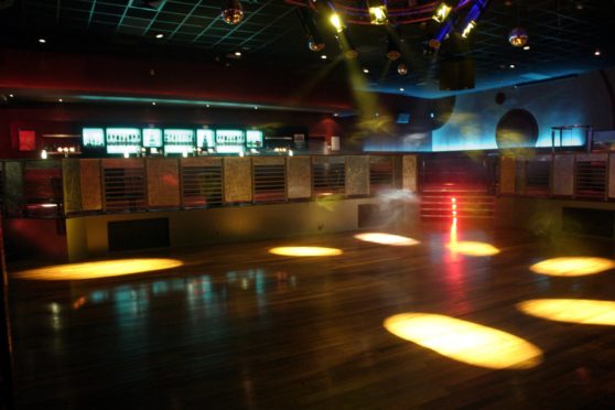 Nightclubs will close for 3 weeks
