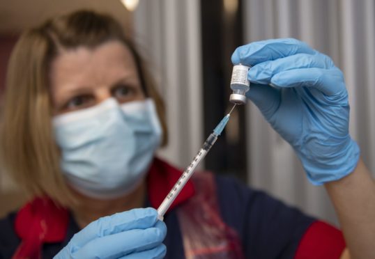 Nurses prepare the Covid-19 vaccine.