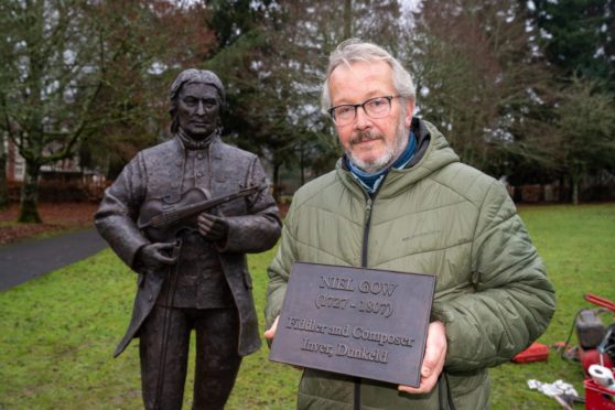 Fundraiser Pete Clark with the 
Niel Gow statue.