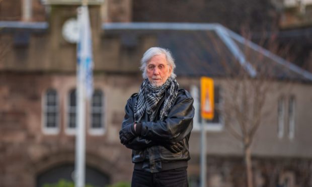 Local artist Ian Imrie has been asked by the Governor at HMP Perth to paint a 40ft mural remembering veterans from WWI, WWII and Afghanistan along a prison wall in time for Armistice Day next year.