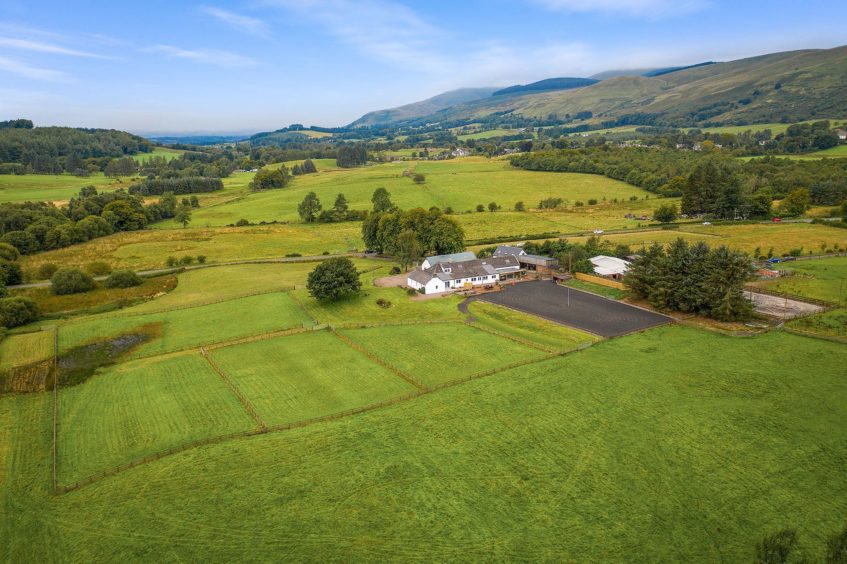 Property: State property in the vicinity of Kinross has 12 acres of land and point out of the art equestrian amenities