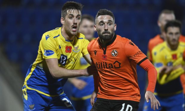 Dundee United striker Nicky Clark has signed a new deal at Tannadice.