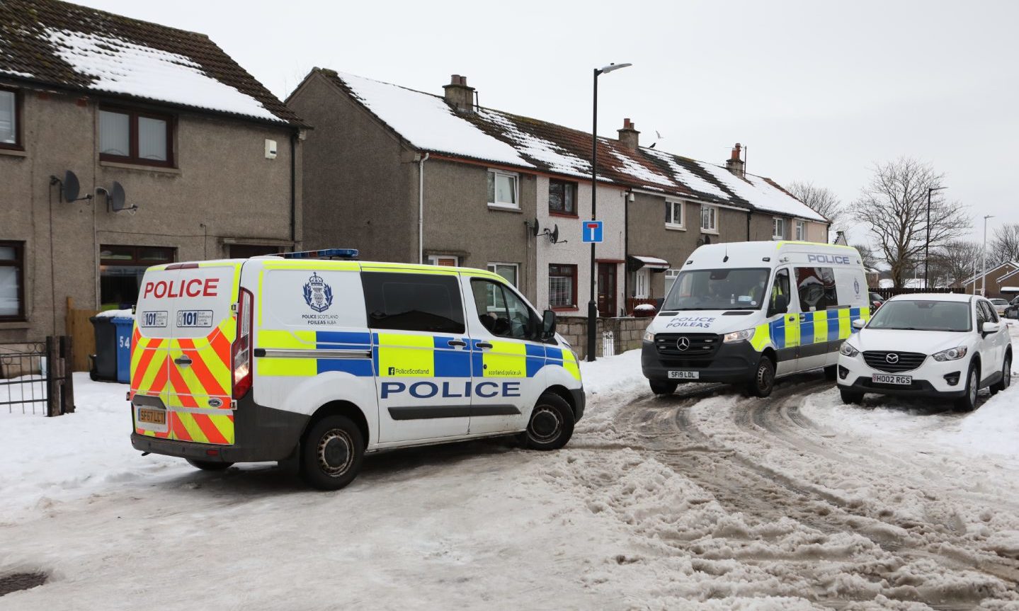'50 police officers' at scene of Dundee siege linked to Inchture incident