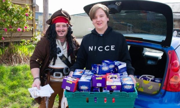 Lee Mills (right) and Richard from Dundee Thegither handing out food parcels