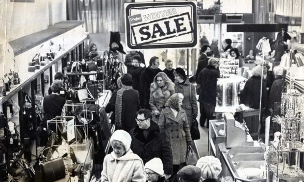 The sales were back in full swing in several Dundee stores today after the New Year holiday.
T&P 3/1/76

B11 1976-01-03 Draffens Sale (C)DCT