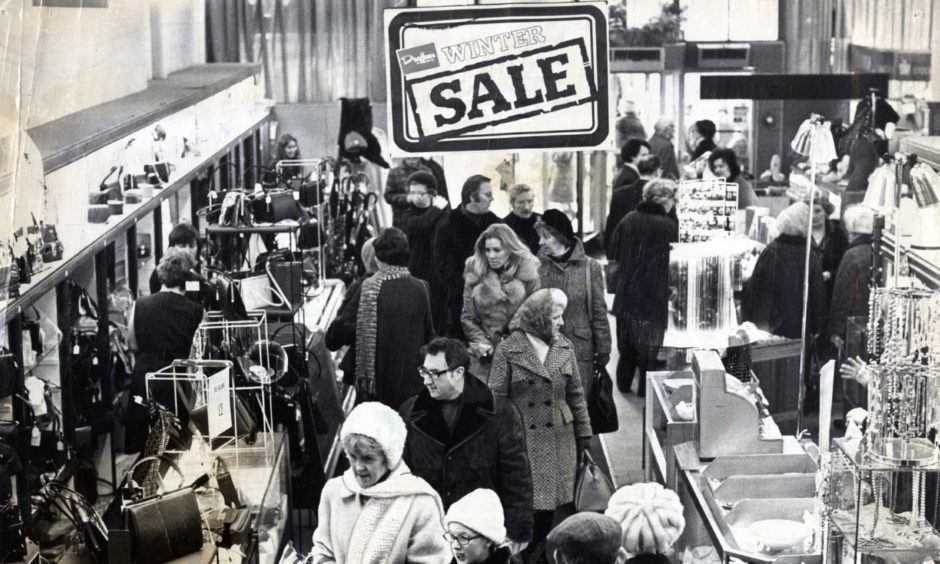 The sales were back in full swing in several Dundee stores today after the New Year holiday.
T&P 3/1/76
B11 1976-01-03 Draffens Sale (C)DCT