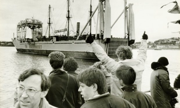 Crowds cheer as the Discovery finally arrives home to Dundee.