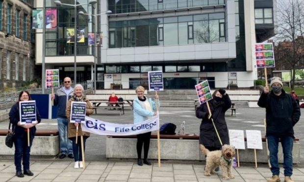 Tayside college lecturers strike