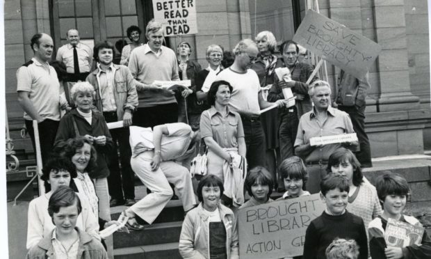 Protesting Library Closure.
Photograph showing the near 50 people who turned up to protest the closure of Broughty Ferry Library. 29 August 1981.
H238 1981-08-29 Protesting Library Closure (C)DCT
BitD.
Used in T&P 29 August 1981.