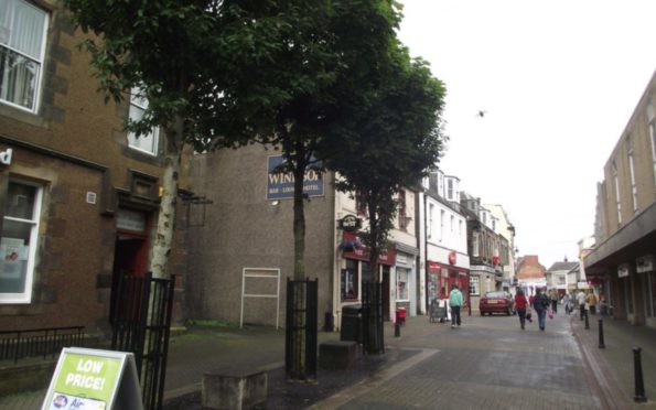 Councillors have helped to organise a deep clean of Leven High Street in Fife