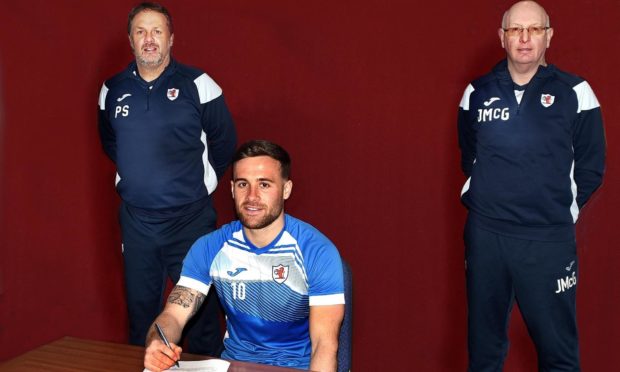 Lewis Vaughan pens his new deal