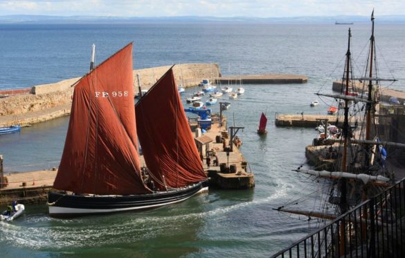 Extras on the set of Outlander Season 2 which was partly filmed at Dysart Harbour.