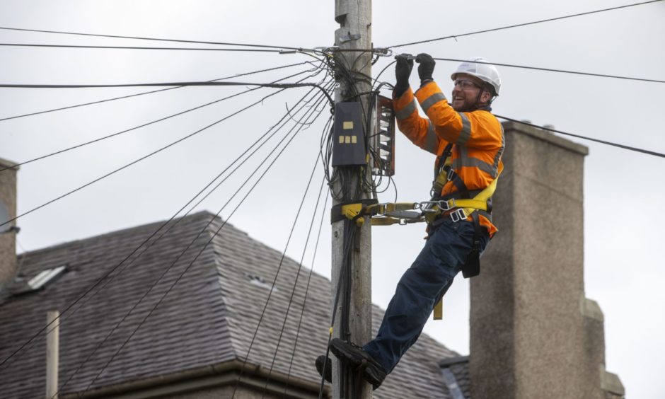 Engineer works on full fibre pole
29/07/2020