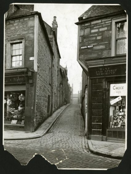 a view of Ryehill Lane from Perth Road from 1931