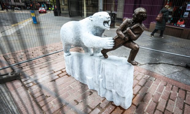 The statue on Dundee High Street.