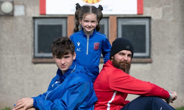 Keith Chalmers (right) with his kids Aarya (centre) and Cohen (left).