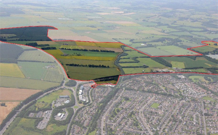 Aerial photo with Perth West site highlighted. The land covers several fields to the west of Broxden roundabout.